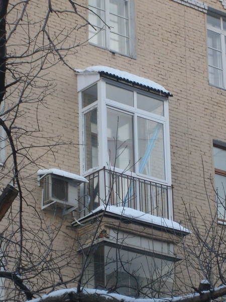 остекление балконов с установкой крыши