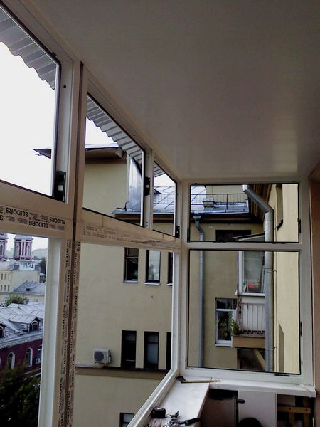 остекление балконов с крышей цена